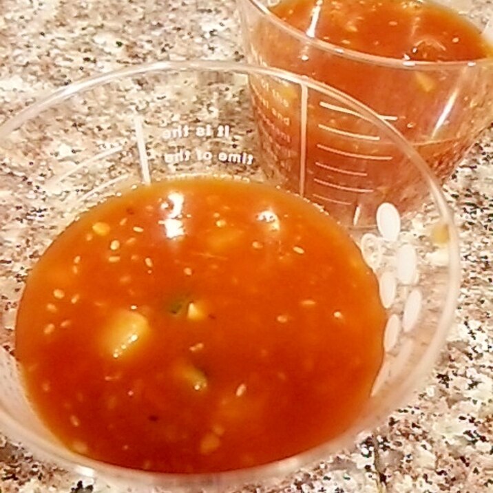 チアシードとズッキーニのトマトスープ